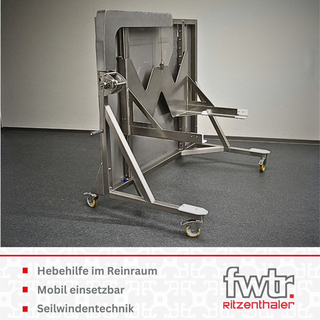 Eine Hebehilfe aus Alu auf Rollen. An einer vertikalen Platte ist ein Hebemechanismus befestigt. Darunter steht Hebehilfe im Reinraum, Mobil einsetzbar und Seilwindentechnik