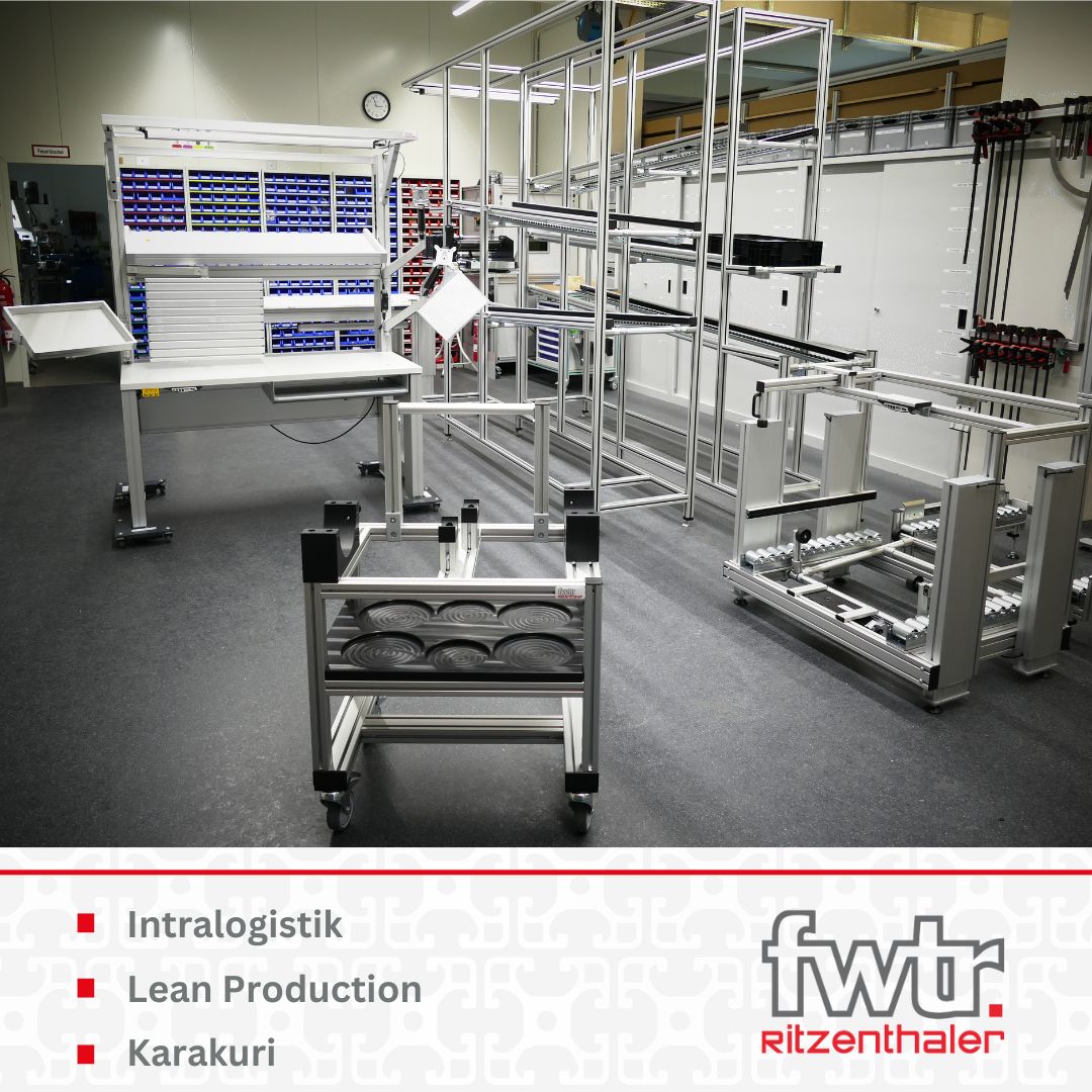 Innenansicht der FWTR Werkstatt mit einem Arbeitstisch, einem Wagen und einer Transport bahn aus Profilbautechnik. Darunter stehen die Wörter Intralogistik, Lean Production und Karakuri