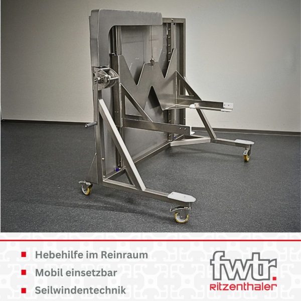 Eine Hebehilfe aus Alu auf Rollen. An einer vertikalen Platte ist ein Hebemechanismus befestigt. Darunter steht Hebehilfe im Reinraum, Mobil einsetzbar und Seilwindentechnik