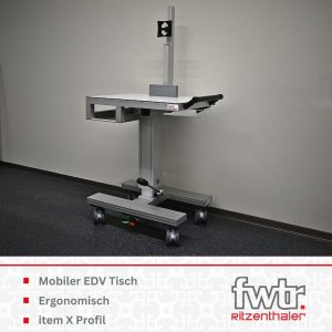 Mobiler EDV-Tisch aus Aluprofilen auf Rollen mit verstellbarer Tischplatte, Bildschirmhalterung und Stauraum. Darunter steht Mobiler EDV-Tisch, Ergonomisch und item X Profil